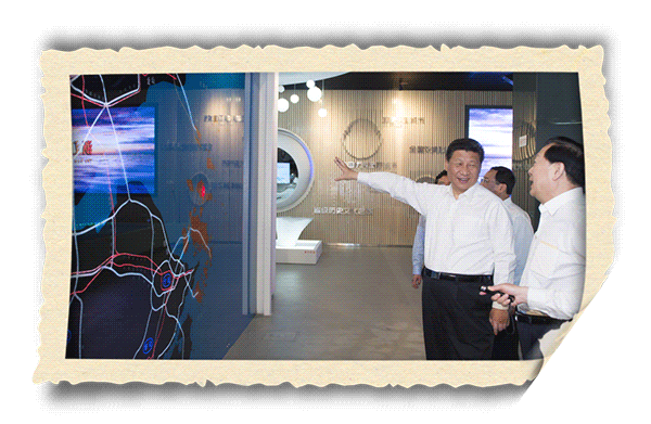 2015年5月25日,习近平在舟山城市展示馆了解舟山群岛新区规划。