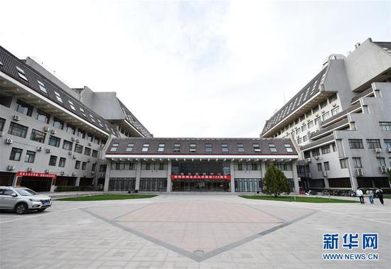 北京大学英杰交流中心外景(5月2日摄)。 新华社记者 张晨霖 摄