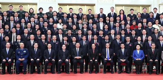 1月8日,国家科学技术奖励大会在北京人民大会堂隆重举行。党和国家领导人习近平、李克强、张高丽、王沪宁出席大会并为获奖代表颁奖。会前,习近平等党和国家领导人会见获奖代表并同大家合影留念。新华社记者 谢环驰 摄